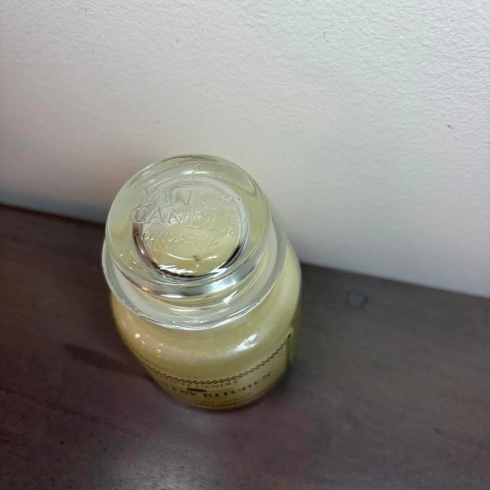 Yankee Candle retired Country Kitchen Frosted Cedar Wreath candle